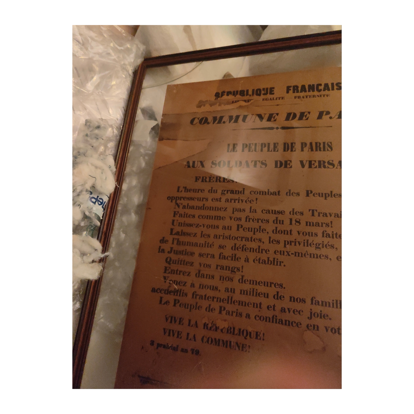 Affiche originale jaunâtre Commune de Paris 1871, appel du peuple aux soldats de Versailles, document historique encadré