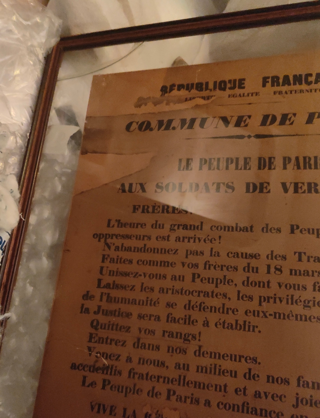 Affiche originale jaunâtre Commune de Paris 1871, appel du peuple aux soldats de Versailles, document historique encadré