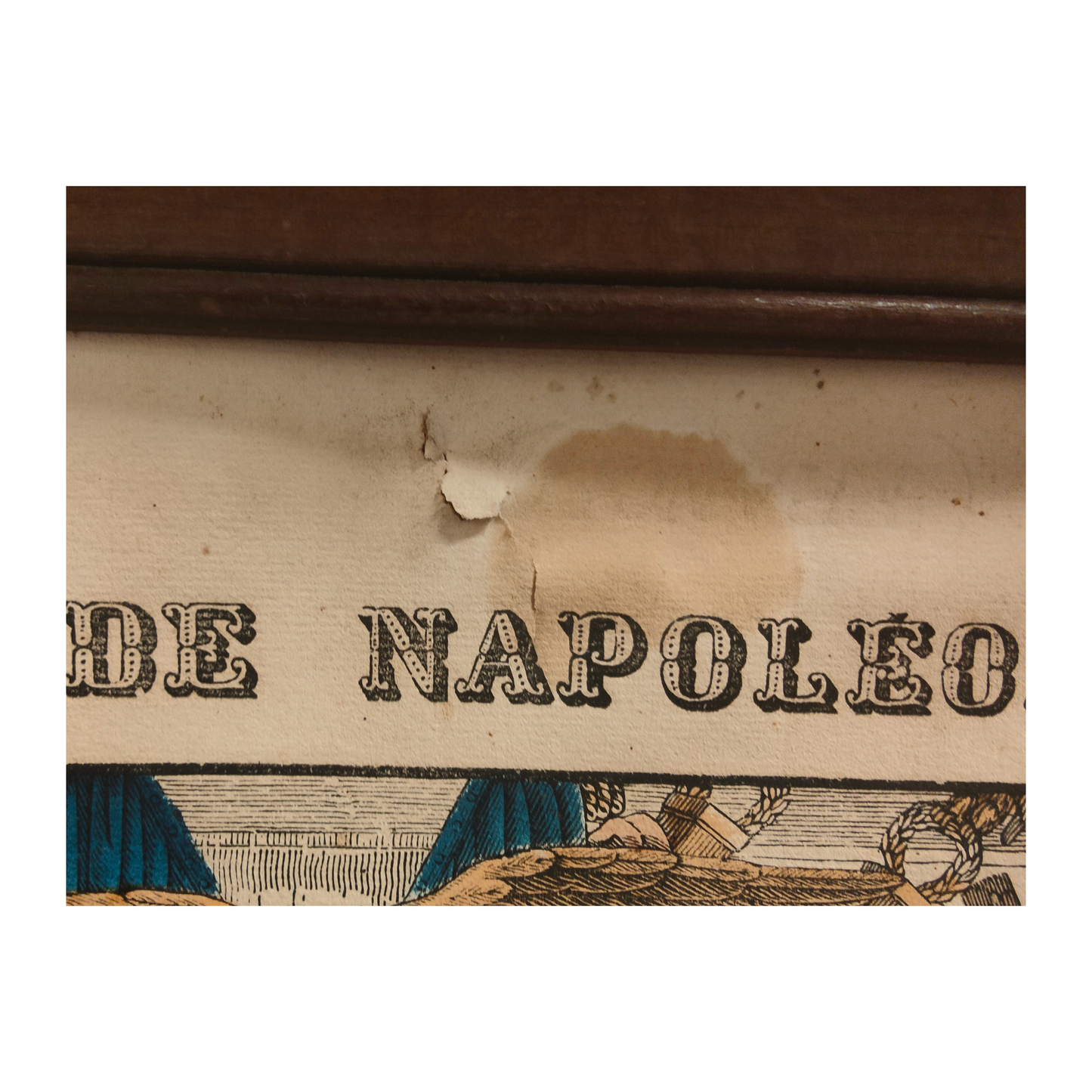Grande gravure en couleurs “Mort de Napoléon Ier”, imagerie Pellerin d’Épinal XIXe siècle, estampe ancienne encadrée sans verre avec légère déchirure au-dessus de l’image.