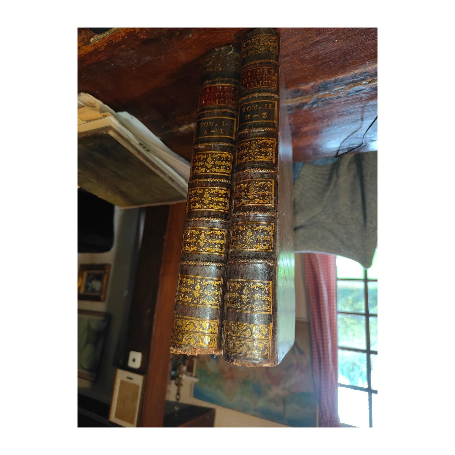 Édition latine de 1759 du Dictionnaire historique et critique de la Bible d’Augustin Calmet, deux grands volumes illustrés en très bon état, ouvrage rare et recherché.