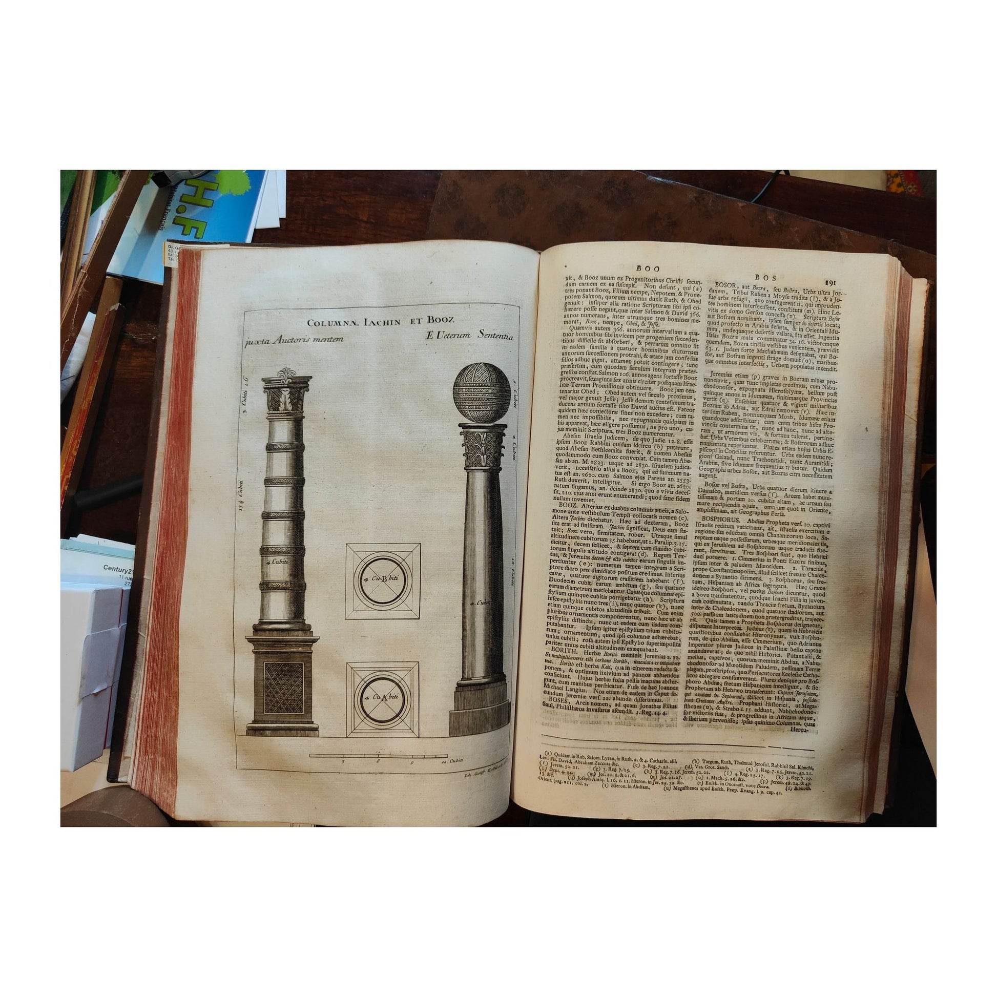 Édition latine de 1759 du Dictionnaire historique et critique de la Bible d’Augustin Calmet, deux grands volumes illustrés en très bon état, ouvrage rare et recherché.