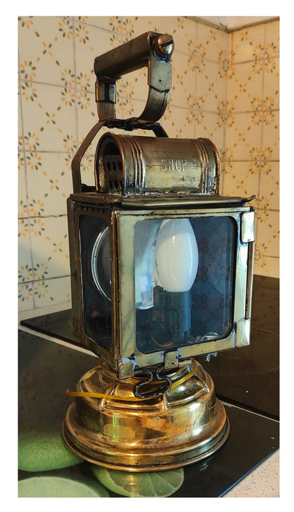 Image traitée - Ancien fanal SNCF à carbure transformé lampe – vintage industriel – chemin de fer