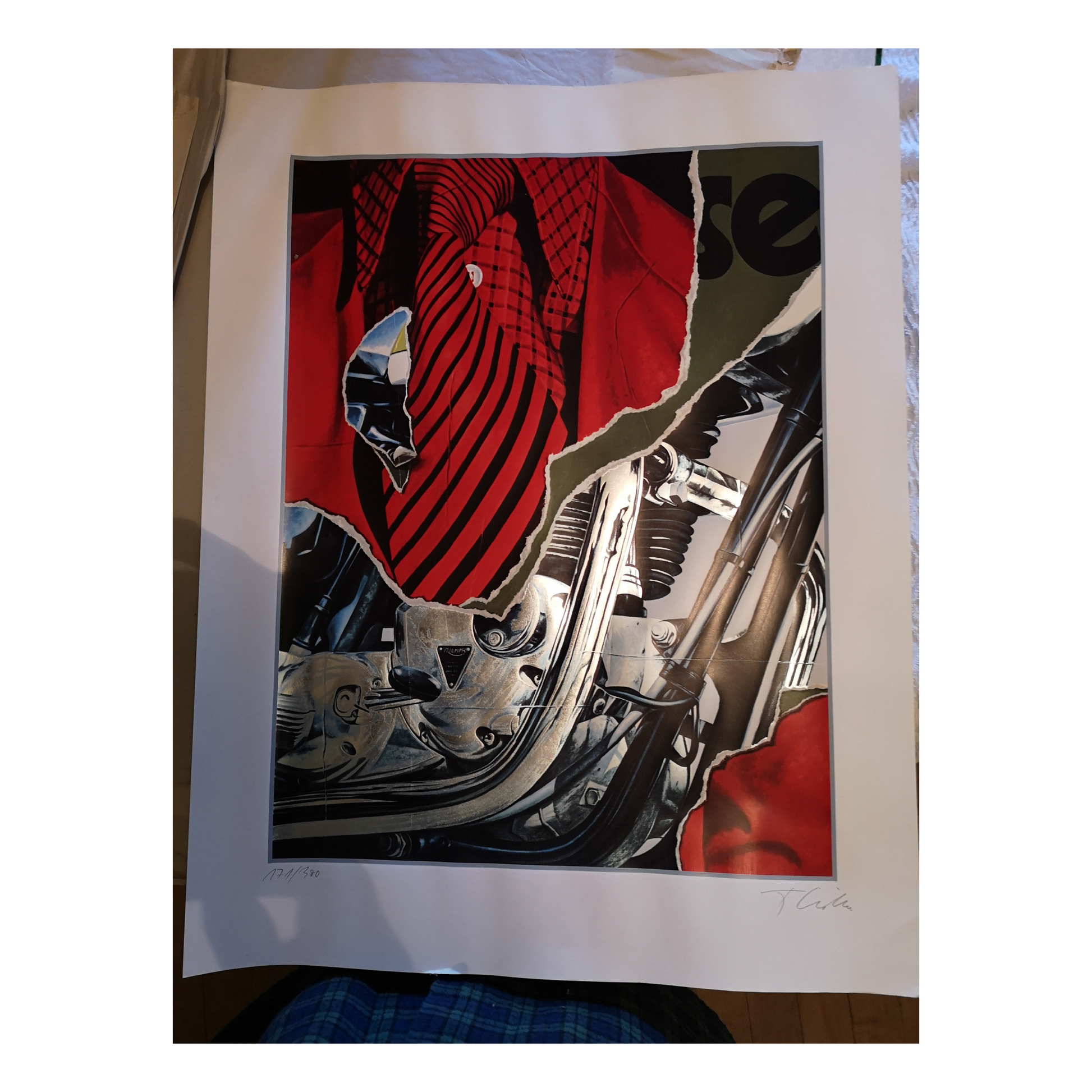 En moto lithographie non signée personnage masculin conduite moto scène urbaine art graphique contemporain
