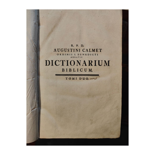 Édition latine de 1759 du Dictionnaire historique et critique de la Bible d’Augustin Calmet, deux grands volumes illustrés en très bon état, ouvrage rare et recherché.