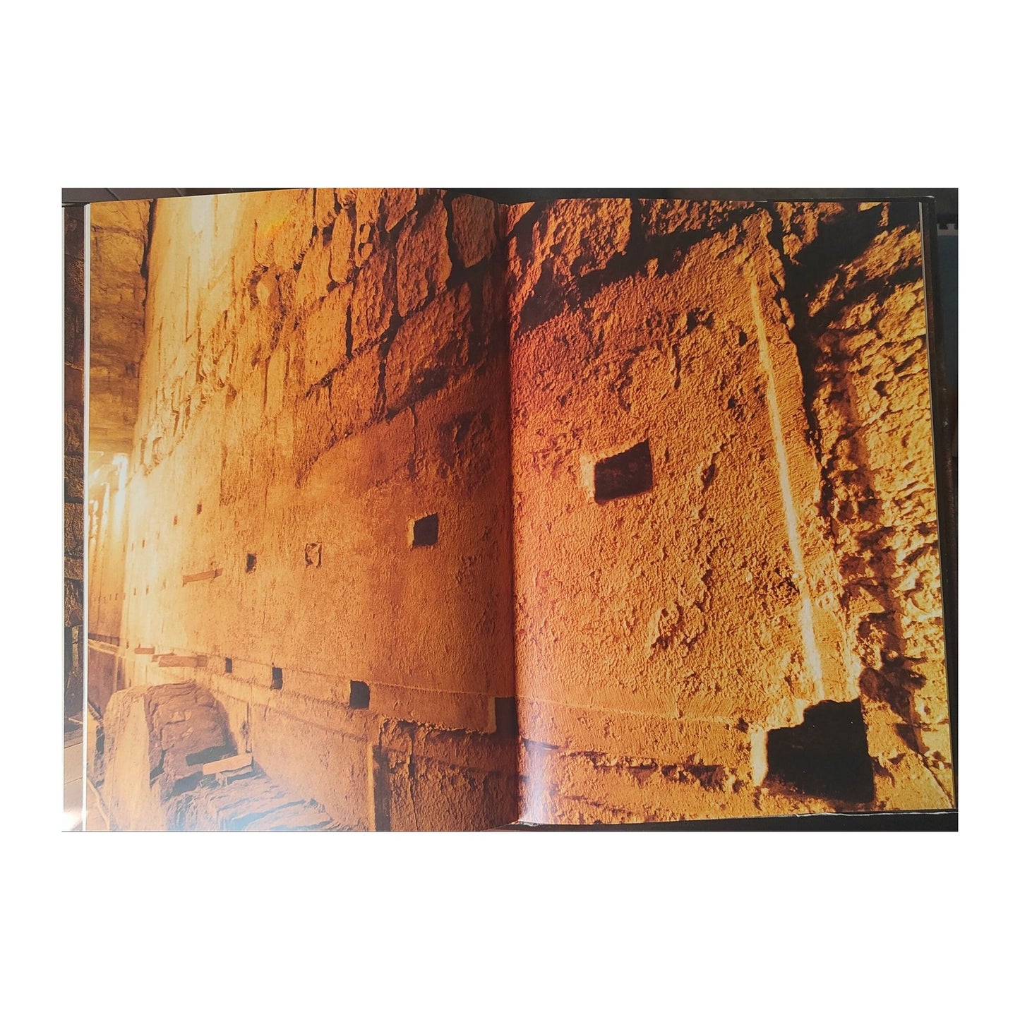 Image traitée - Livre Rare - Touching the Stones of Our Heritage: The Western Wall Tunnels – Dan Bahat (2002)