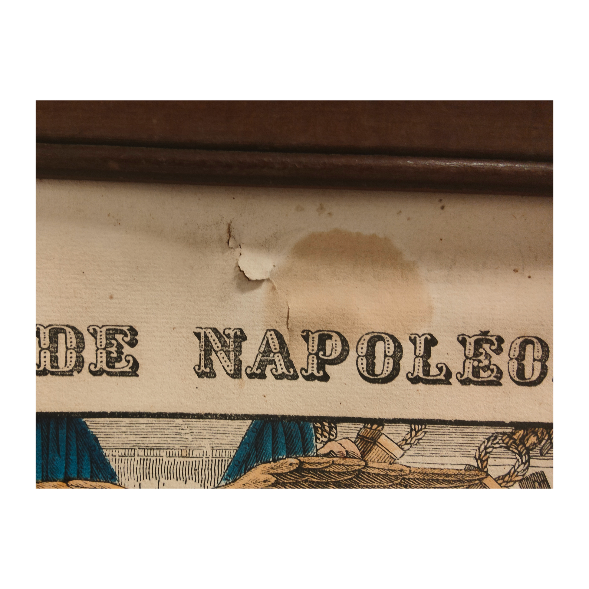 Grande gravure en couleurs “Mort de Napoléon Ier”, imagerie Pellerin d’Épinal XIXe siècle, estampe ancienne encadrée sans verre avec légère déchirure au-dessus de l’image.
