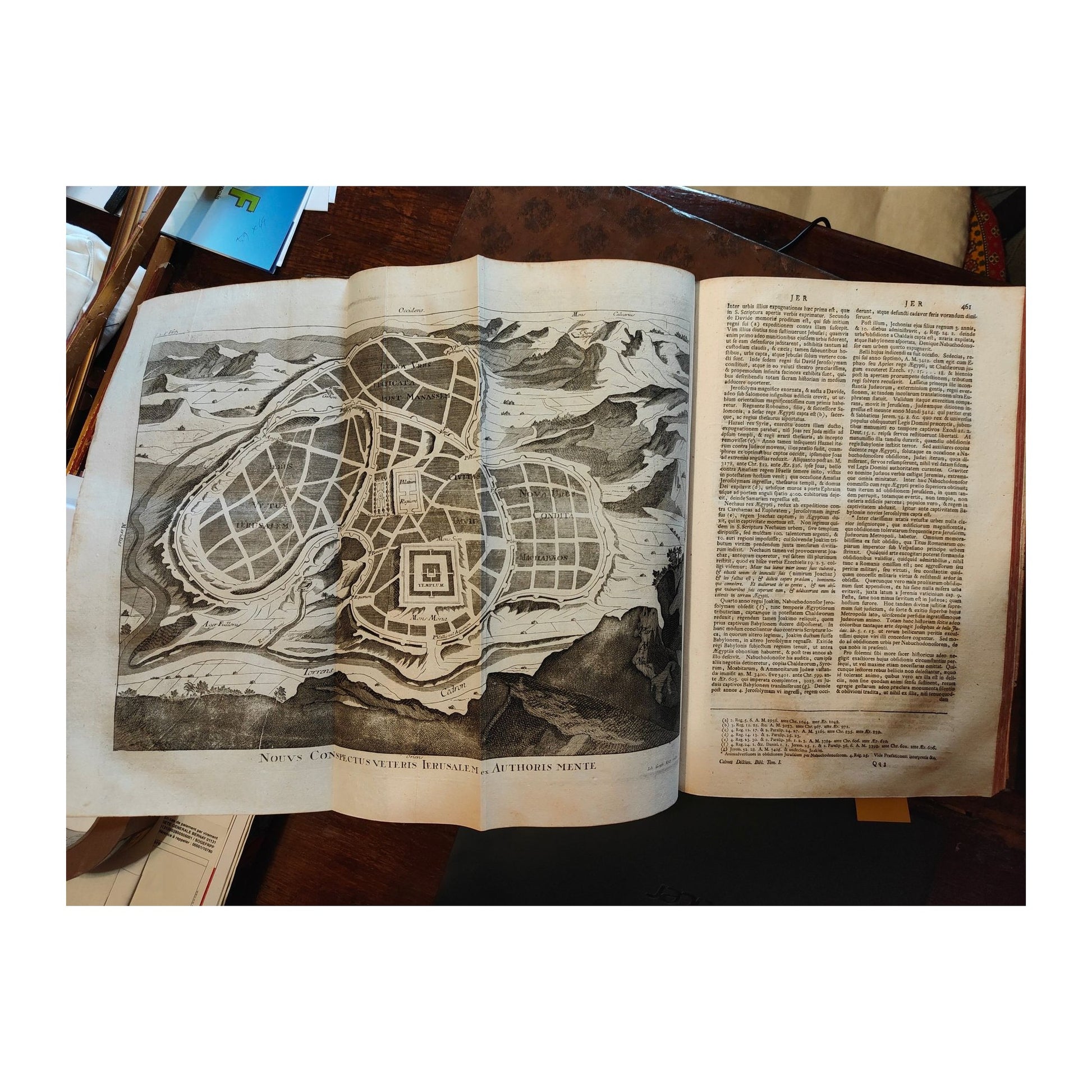 Édition latine de 1759 du Dictionnaire historique et critique de la Bible d’Augustin Calmet, deux grands volumes illustrés en très bon état, ouvrage rare et recherché.