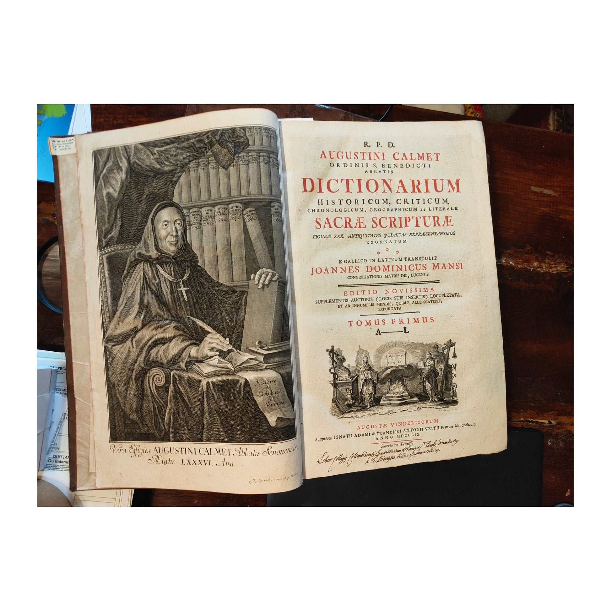Édition latine de 1759 du Dictionnaire historique et critique de la Bible d’Augustin Calmet, deux grands volumes illustrés en très bon état, ouvrage rare et recherché.