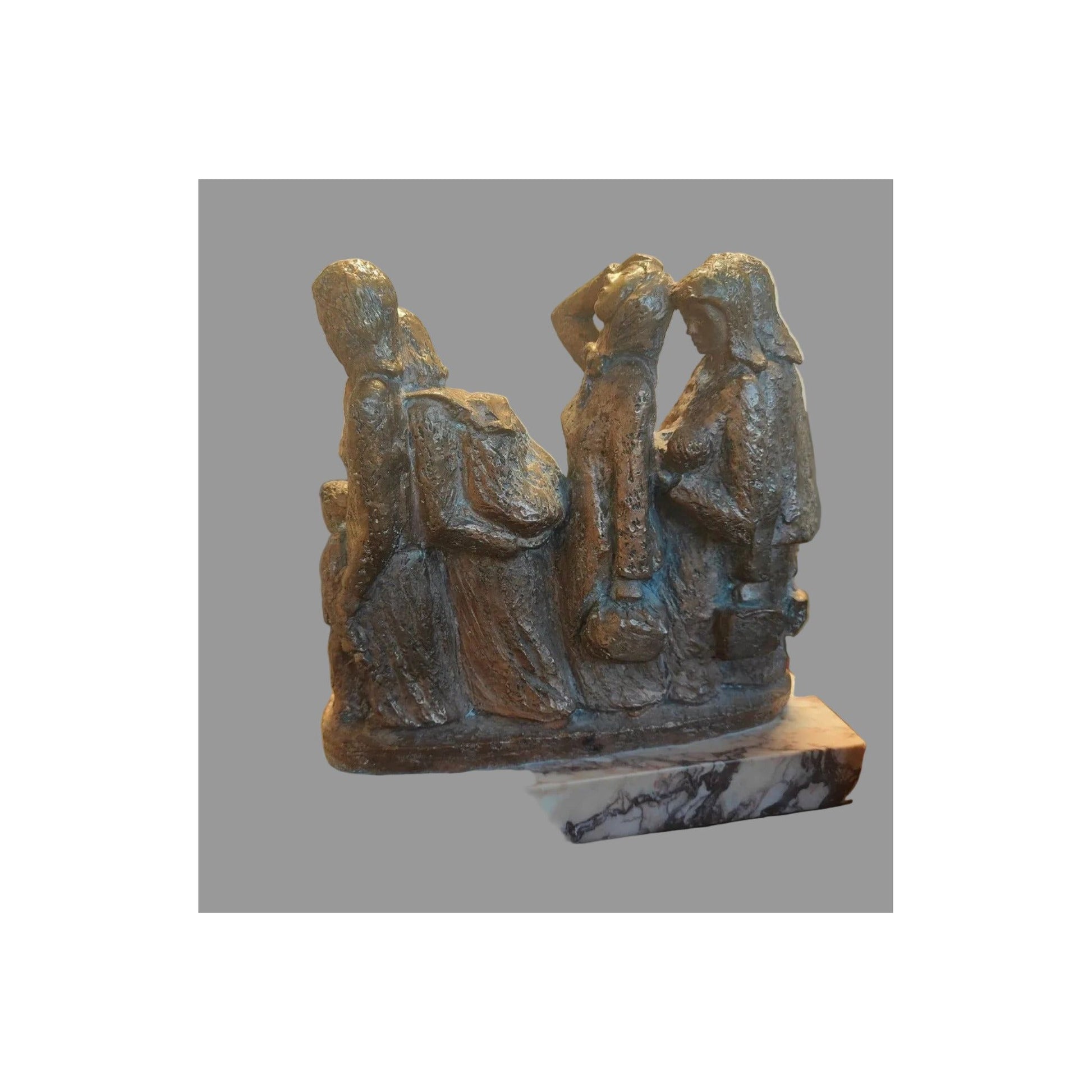  Importante sculpture en bronze à patine dorée représentant un groupe de femmes et d’enfants marchant vers l’exil, œuvre expressive non signée sur socle de marbre, 34x37x13cm 