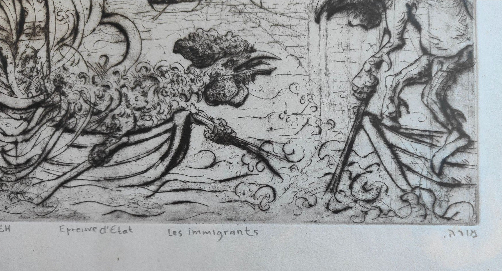 Lithographie noir et blanc de Mordecai Moreh intitulée Les Immigrants, épreuve d’état titrée, signée et justifiée, artiste israélien né à Bagdad et formé à Jérusalem, Florence et Paris, bien encadrée sous verre 48 x 38 cm