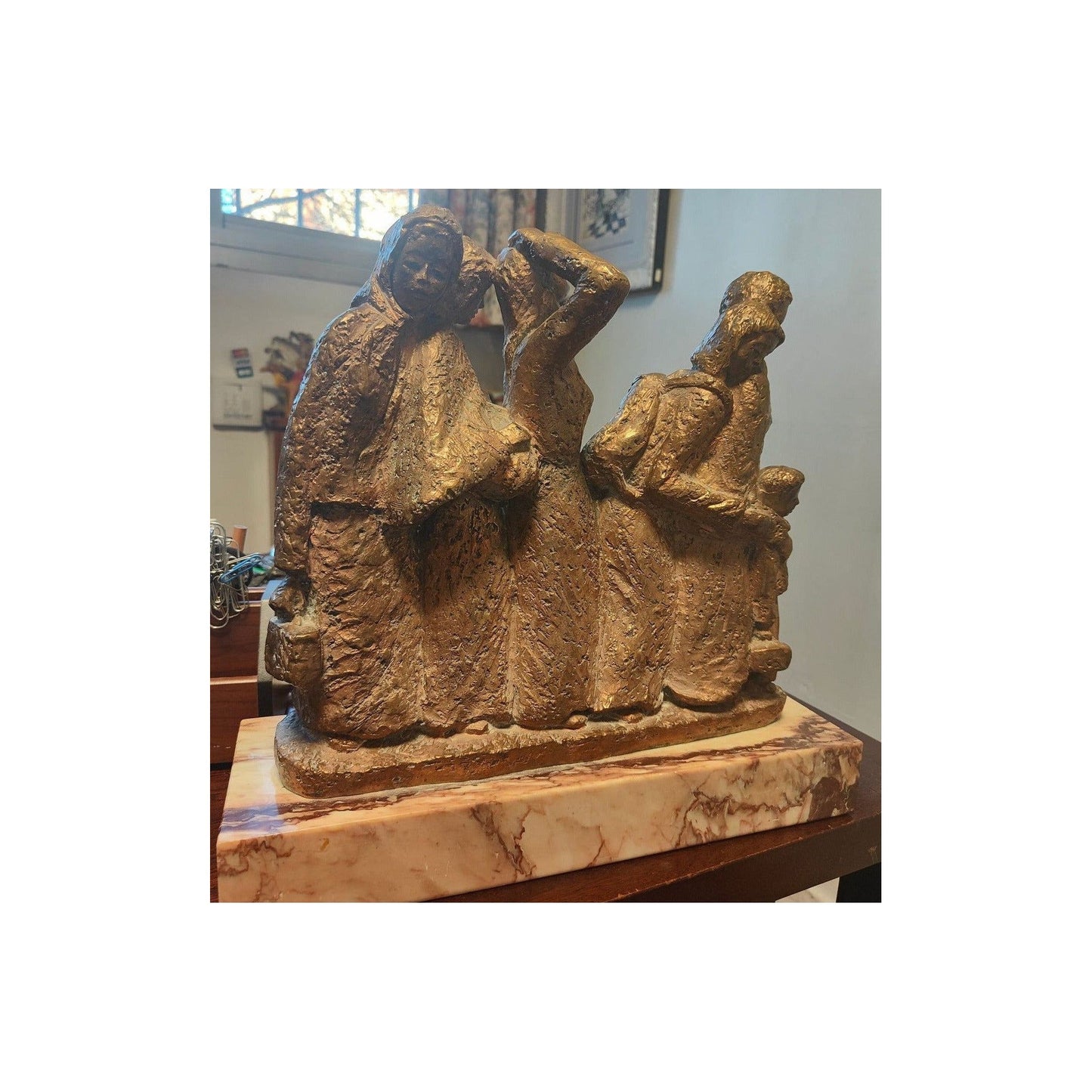  Importante sculpture en bronze à patine dorée représentant un groupe de femmes et d’enfants marchant vers l’exil, œuvre expressive non signée sur socle de marbre, 34x37x13cm 