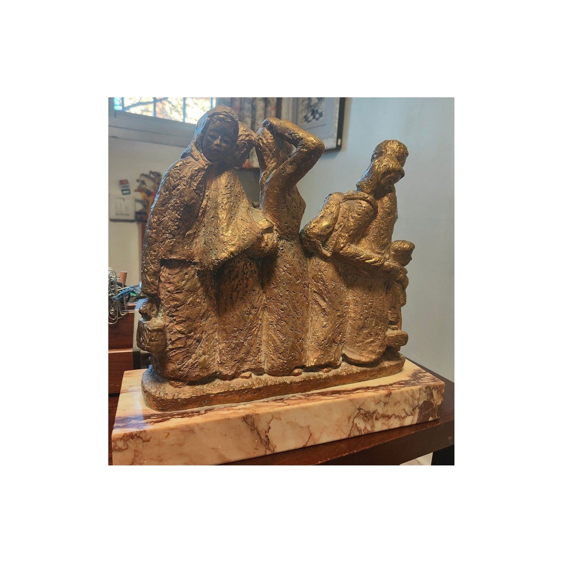  Importante sculpture en bronze à patine dorée représentant un groupe de femmes et d’enfants marchant vers l’exil, œuvre expressive non signée sur socle de marbre, 34x37x13cm 