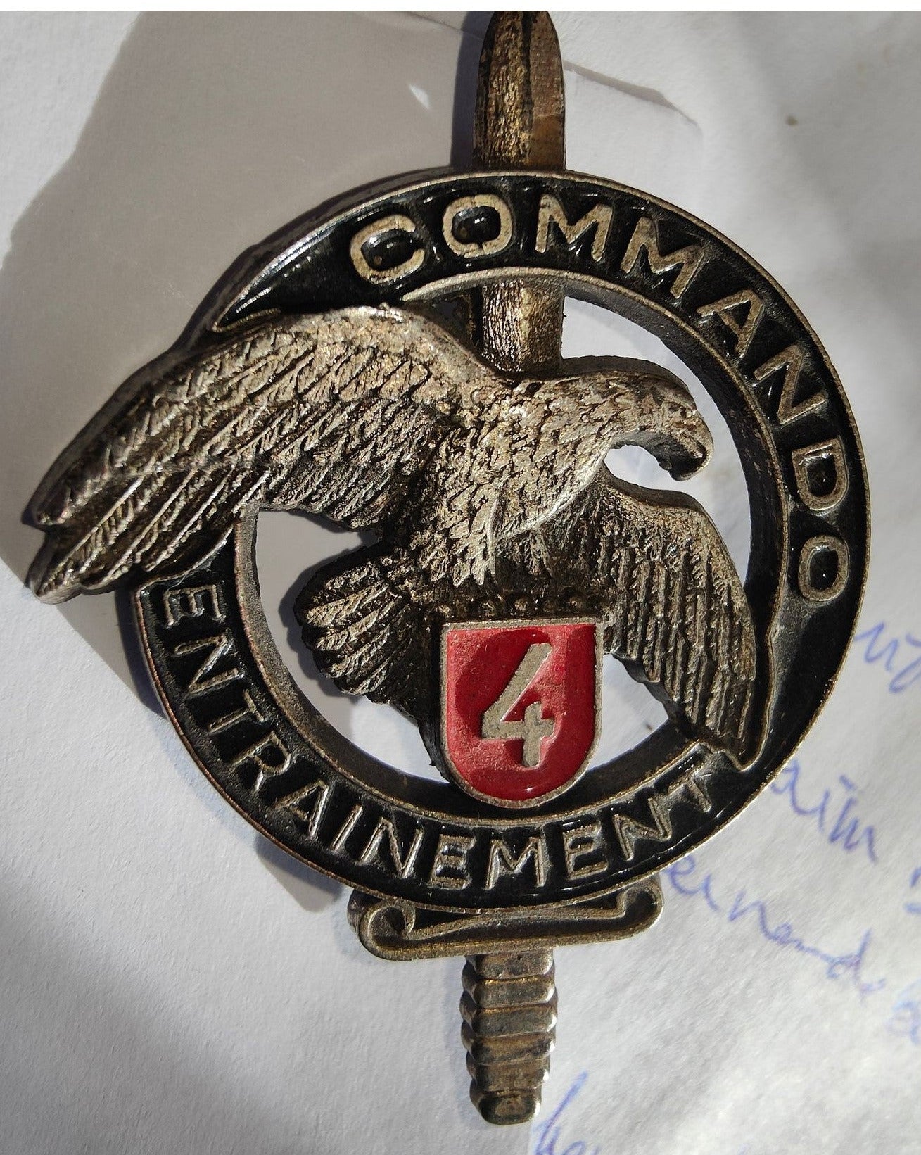 Insigne militaire rare du Centre d’Entraînement des Commandos n°4, pièce authentique et recherchée par les collectionneurs de souvenirs des forces spéciales.