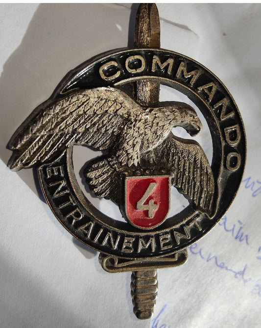 Insigne militaire rare du Centre d’Entraînement des Commandos n°4, pièce authentique et recherchée par les collectionneurs de souvenirs des forces spéciales.