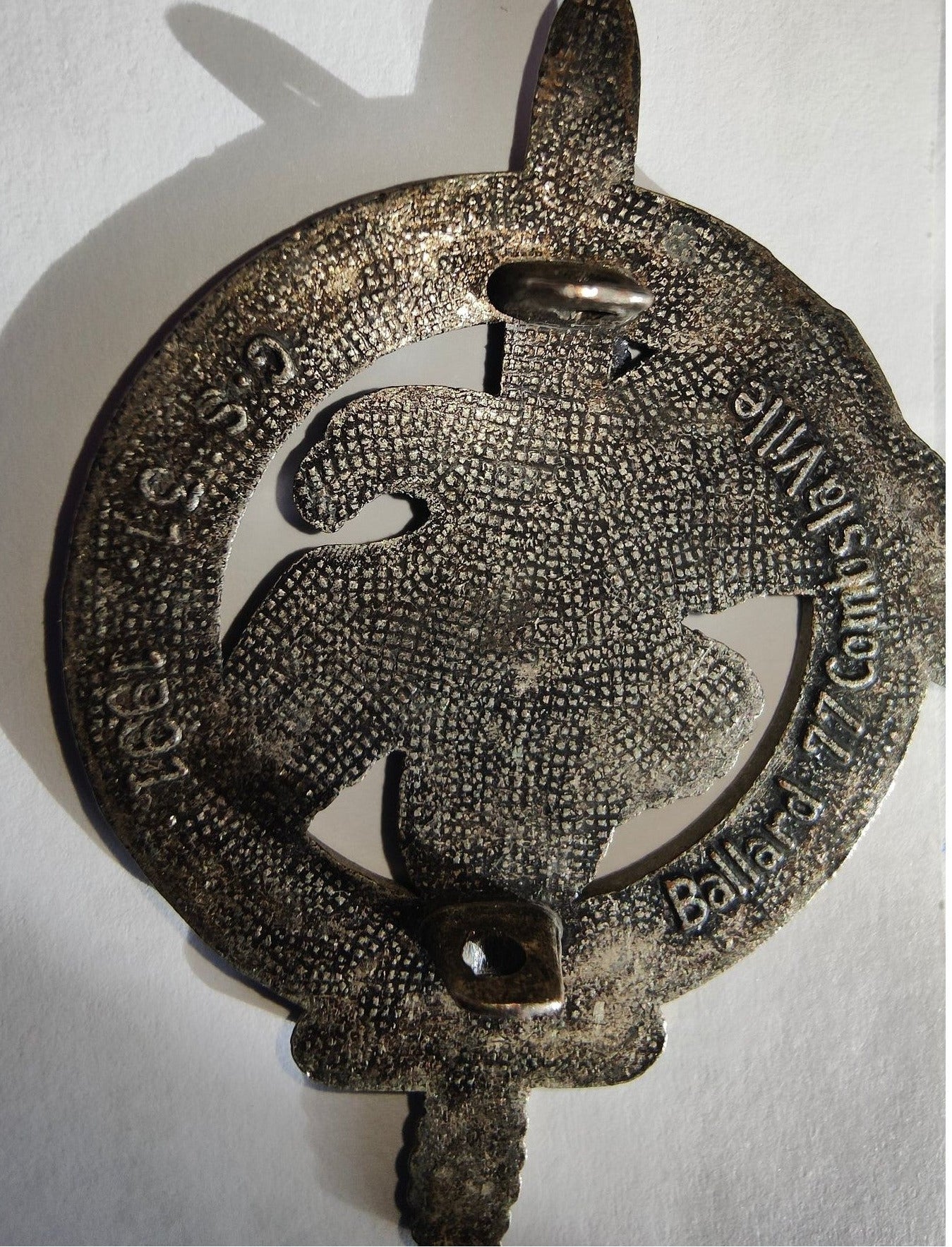 Insigne militaire rare du Centre d’Entraînement des Commandos n°4, pièce authentique et recherchée par les collectionneurs de souvenirs des forces spéciales.