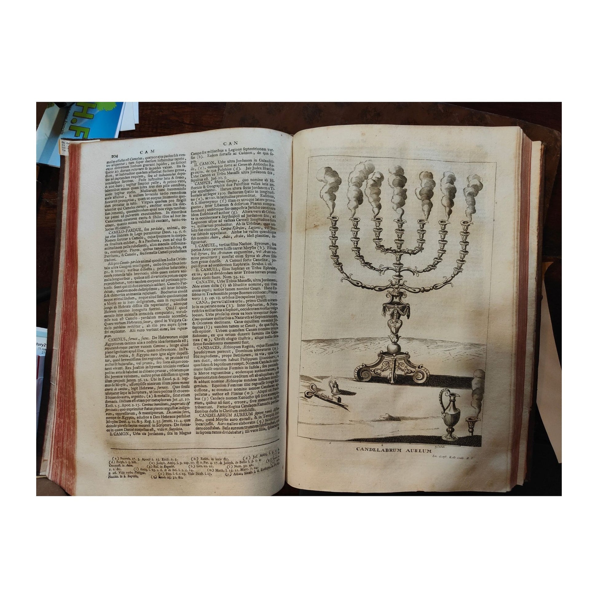 Édition latine de 1759 du Dictionnaire historique et critique de la Bible d’Augustin Calmet, deux grands volumes illustrés en très bon état, ouvrage rare et recherché.