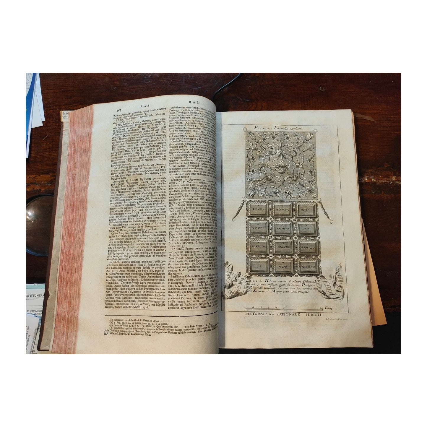 Édition latine de 1759 du Dictionnaire historique et critique de la Bible d’Augustin Calmet, deux grands volumes illustrés en très bon état, ouvrage rare et recherché.