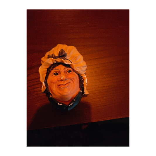 Figurine Bossons Sarah Gamp en plâtre peint, sculptée par Fred Wright d’après un personnage de Dickens, chapeau jaune, col vert, nœud gris, rare pièce de collection.