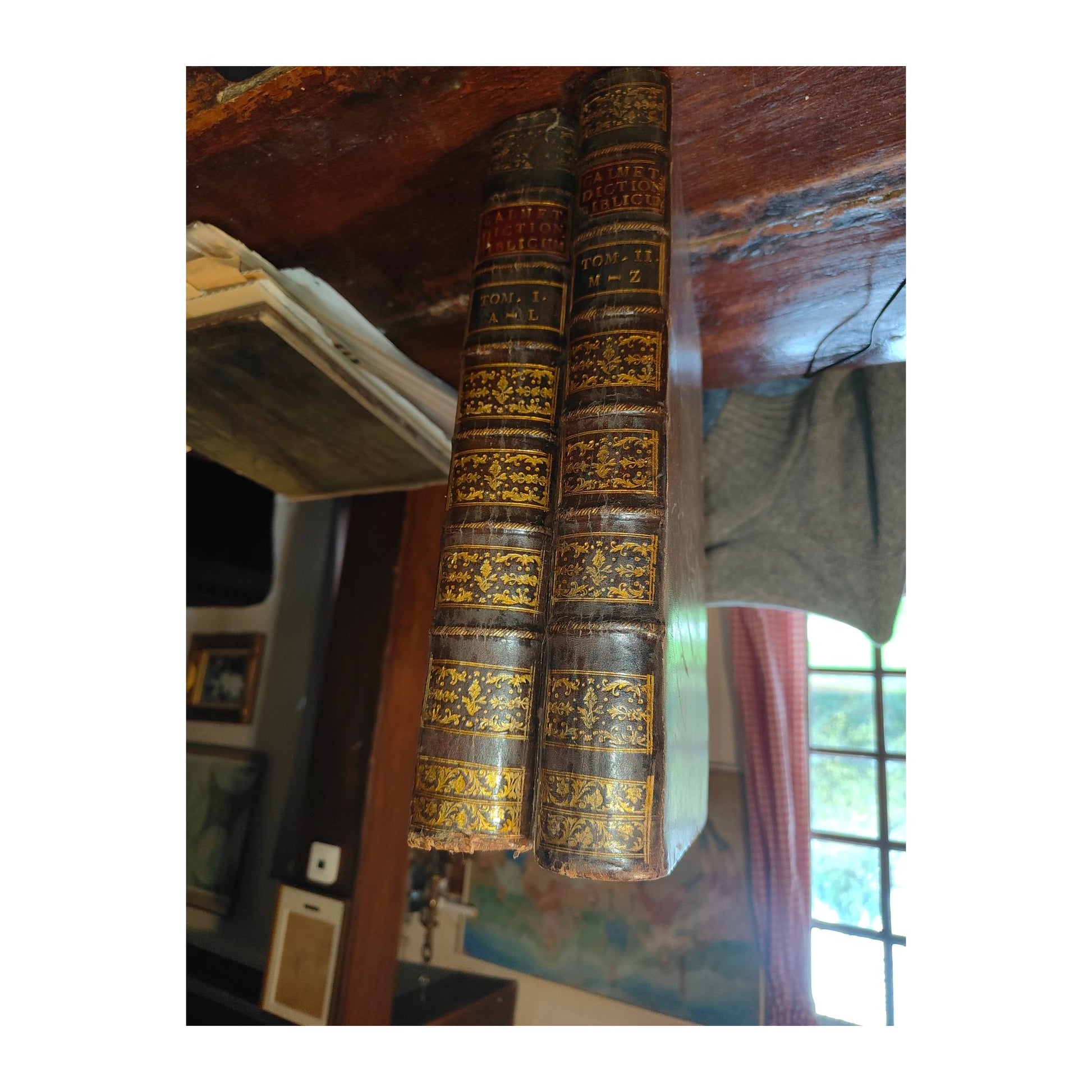 Édition latine de 1759 du Dictionnaire historique et critique de la Bible d’Augustin Calmet, deux grands volumes illustrés en très bon état, ouvrage rare et recherché.